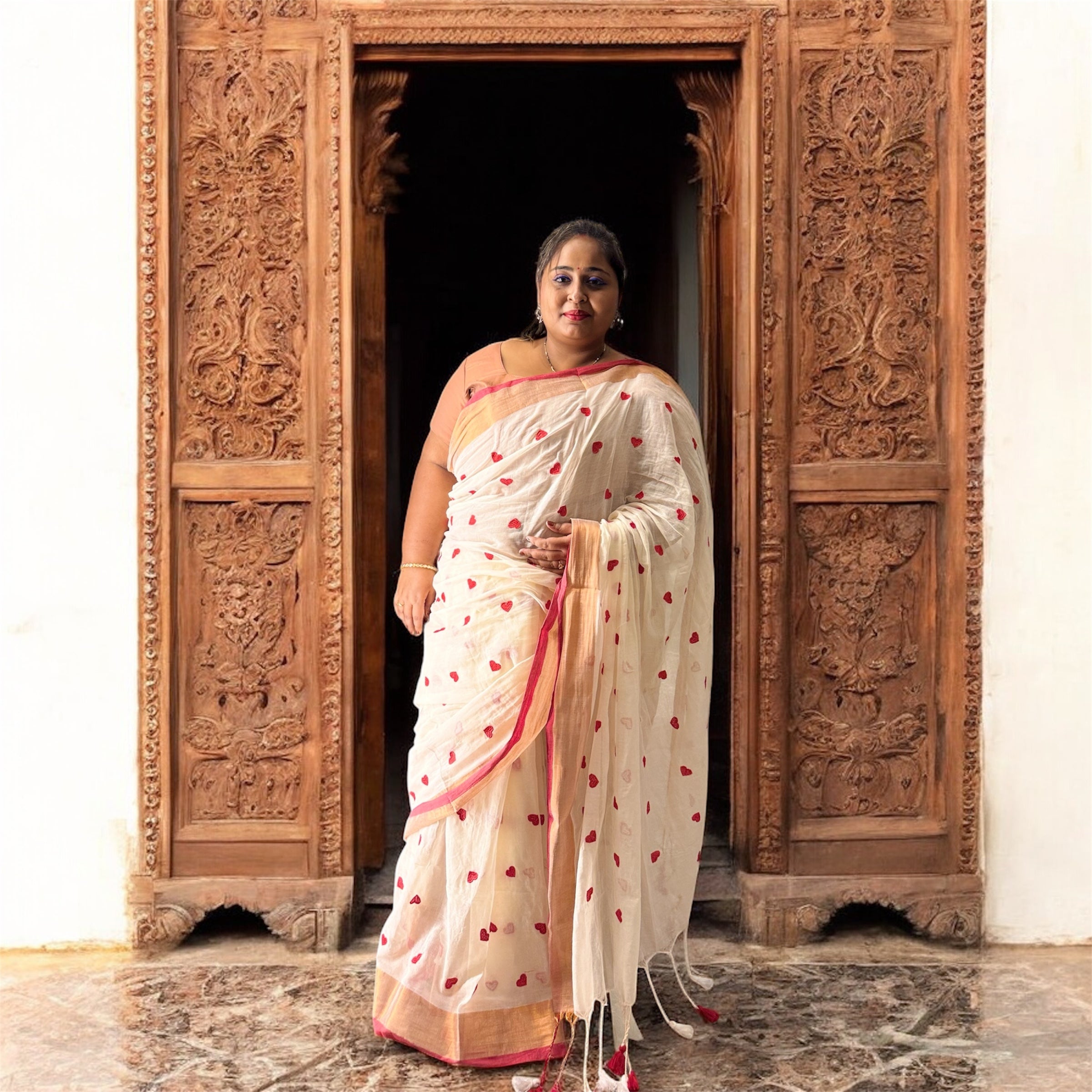 “Wear Your Heart” – Off-White Mull Cotton Saree with Hand-Woven Red Hearts & Peach-Pink Border | ISHRI